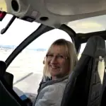 Portrait de Josiane Dont, apprenante, souriante, assise dans une voiture.