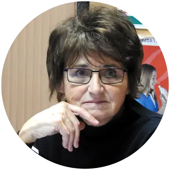 Portrait de Claude Marchal, apprenante, posant la main sous le menton.