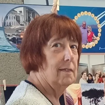 Portrait de Marie-Christine Danon, apprenante, regardant de côté lors d’une activité.