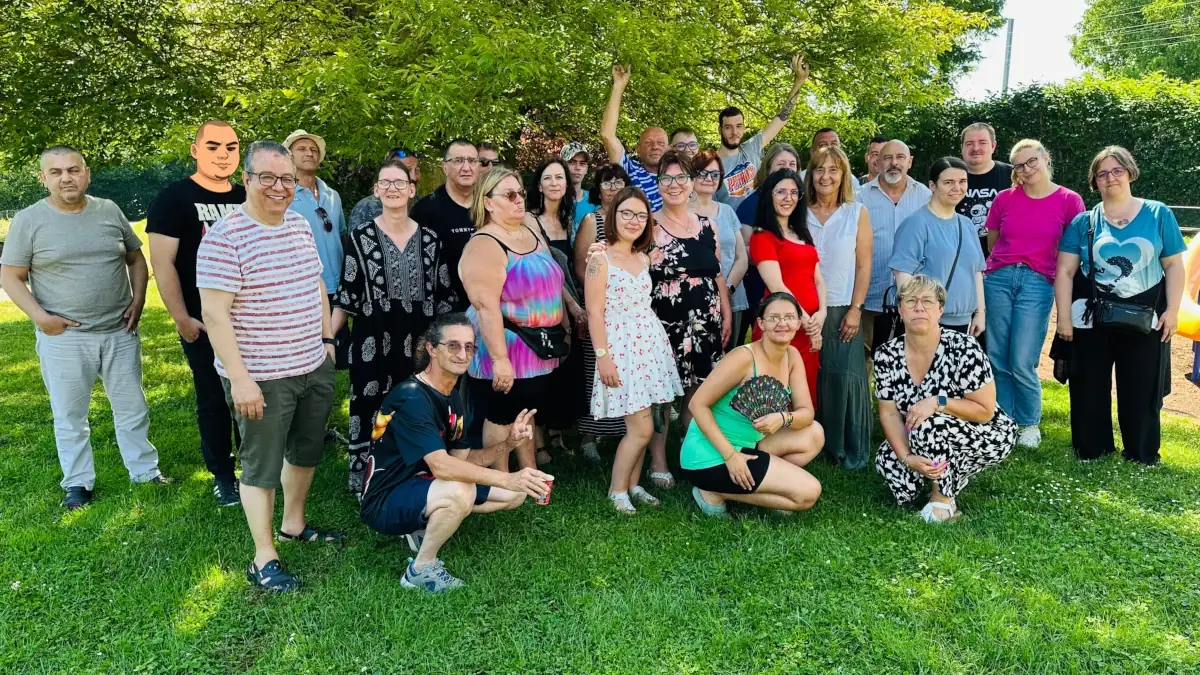 Groupe d’apprenants et équipe pédagogique réunis lors de la fête de fin d’année du CISP L’Envol à Andenne, à Seilles, en juin 2025.