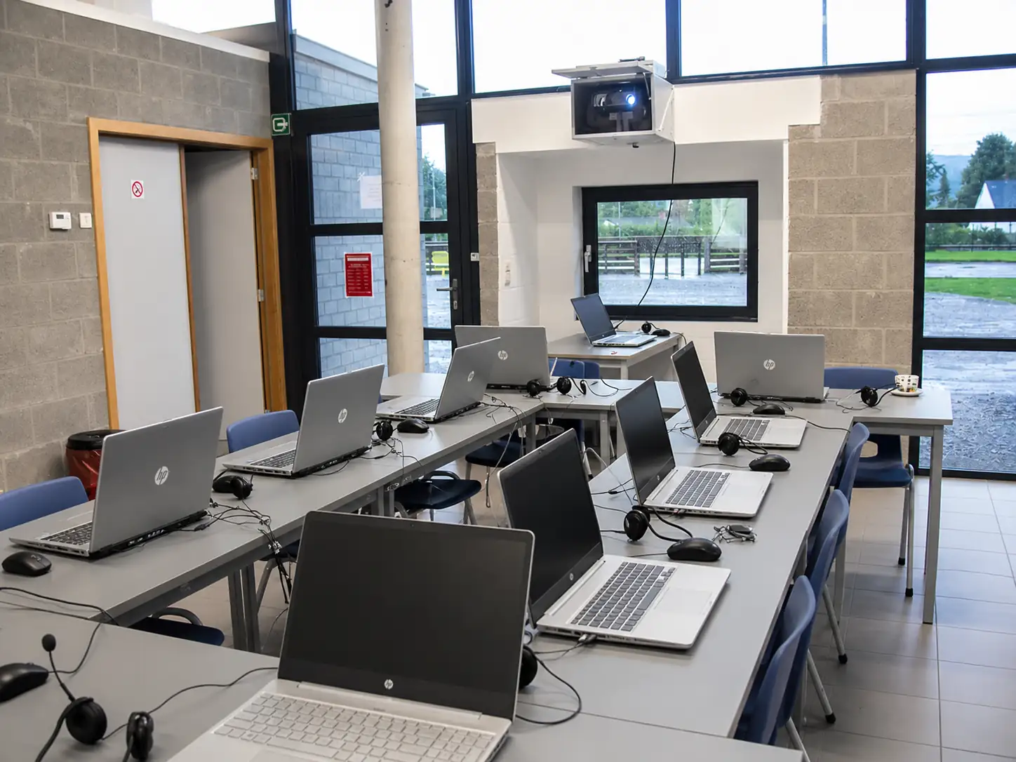 Salle informatique de l’Espace Public Numérique de Seilles avec ordinateurs et équipements multimédias