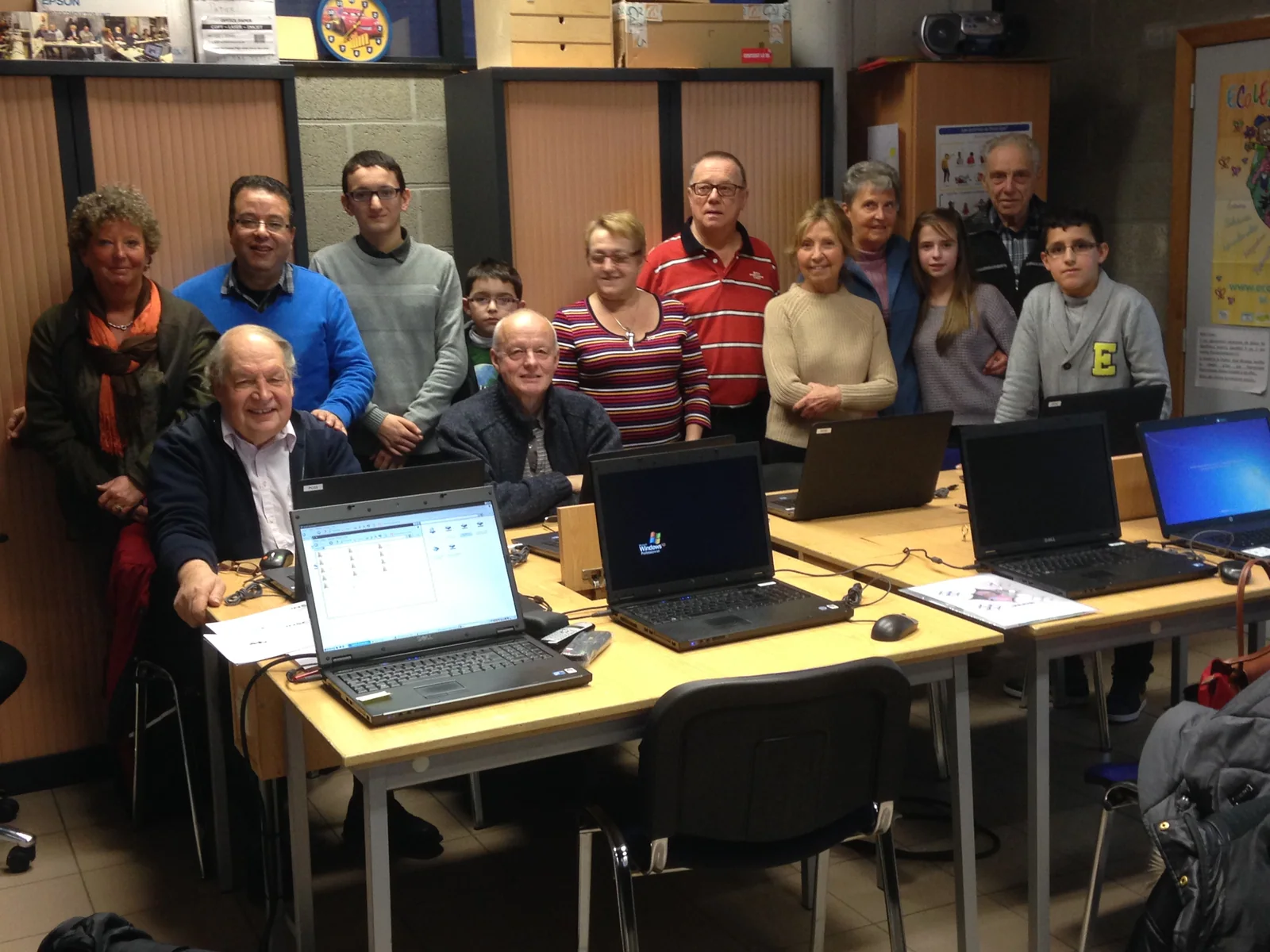 Photo de groupe de l atelier intergenerationnel d imagerie et de scrapbooking 2013-2014 a l EPN de Seilles