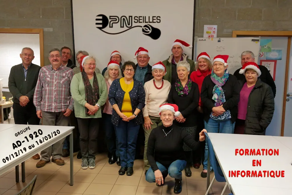 Photo de groupe de la formation Inclusion Numérique des Seniors - Groupe AD 2019-2020 à l’EPN de Seilles